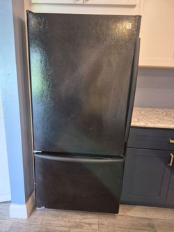 GE black Refrigerator