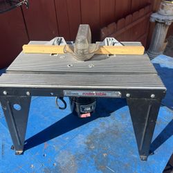 1 1/2 Horsepower Router With Router Table