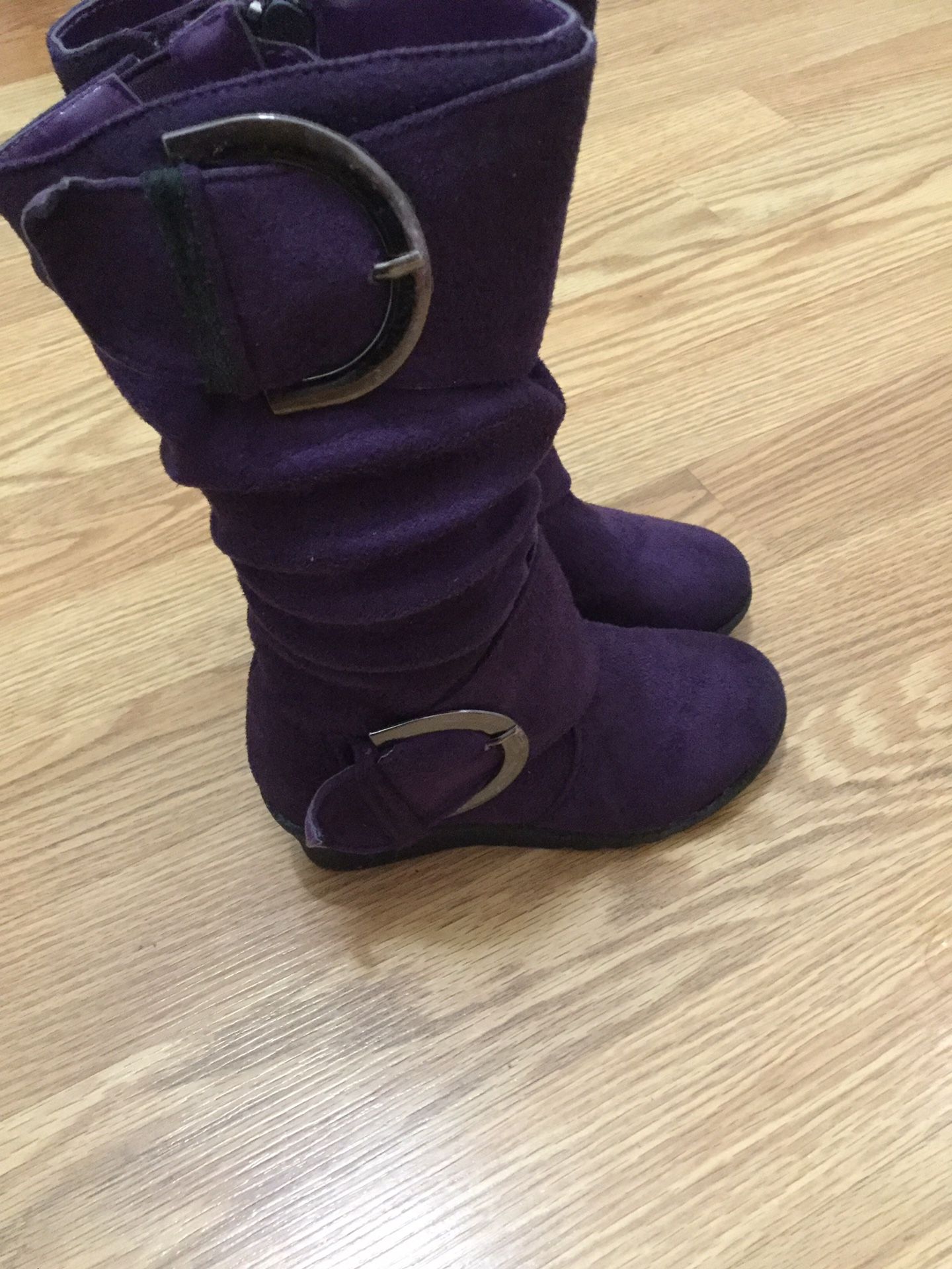 Girl boots color purple size ( 9 ) new