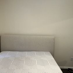 Queen Mattress & Frame from Living Spaces – Excellent Condition 