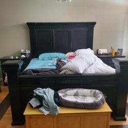 King Size Bedroom Set Good Condition Moving And Want To Change It Up.