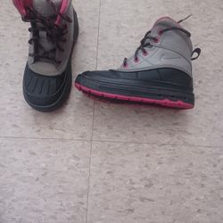 GIRLS RAINBOOTS US/12C, EXCELLENT CONDITION ONLY PICK UP 