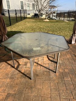 Free Pick Up Metal Outdoor Table With Glass Top