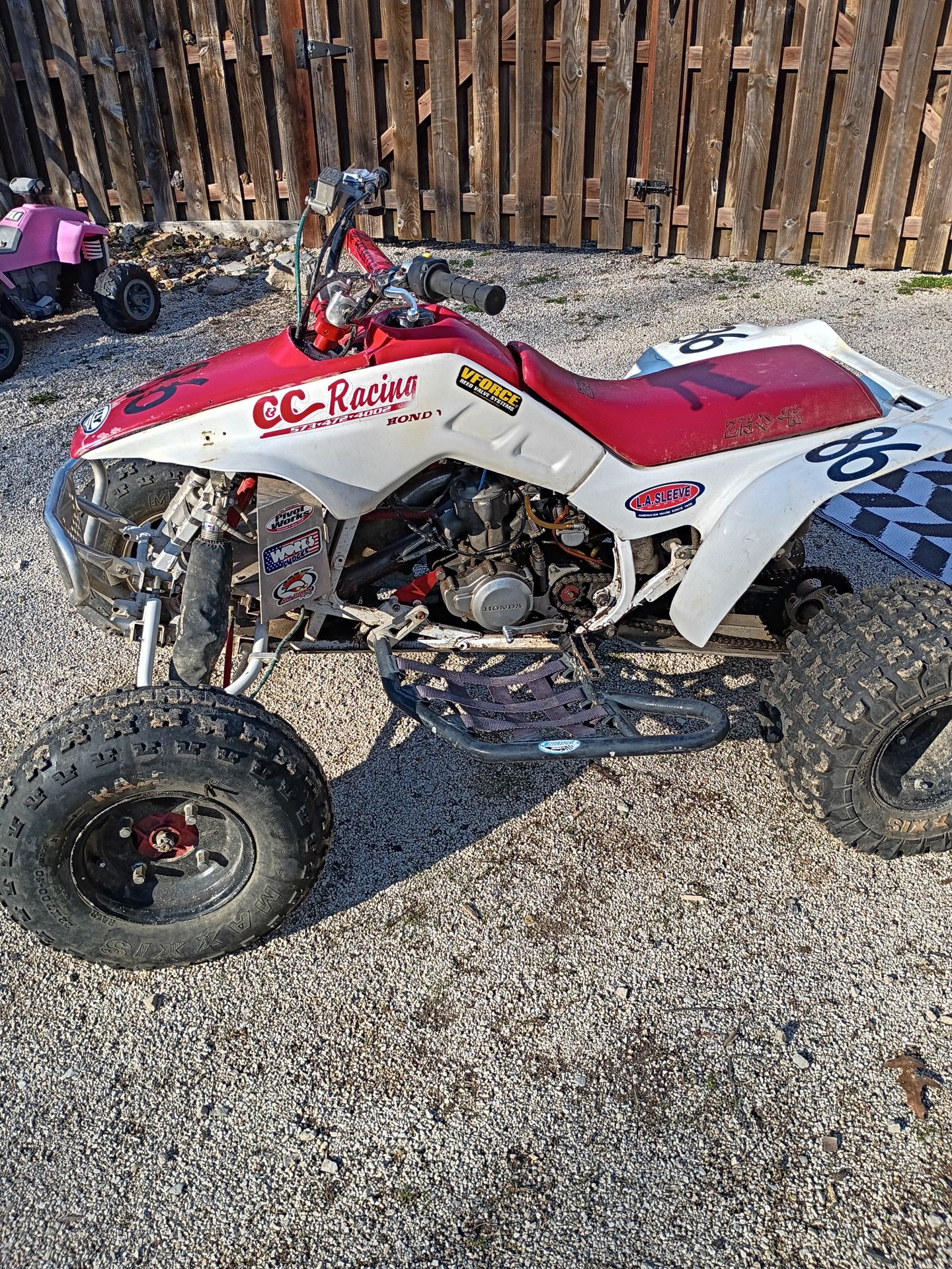 4 wheeler Honda 250 r 4 Trax with (ORIGINAL TITLE)