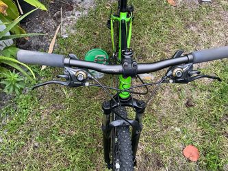 Excellent  condition  diamondback overdrive  mountain  bike -large frame -disc brake - 24 speed