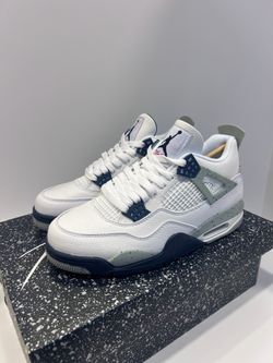 Midnight navy Jordan 4
