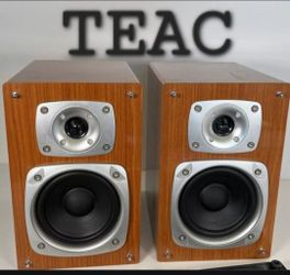 Beautiful pair of Teac speakers model LS-MC90.