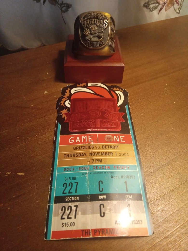 2001-2002.. Memphis GRIZZLIES Inaugural Season Ring W/stand And Ticket