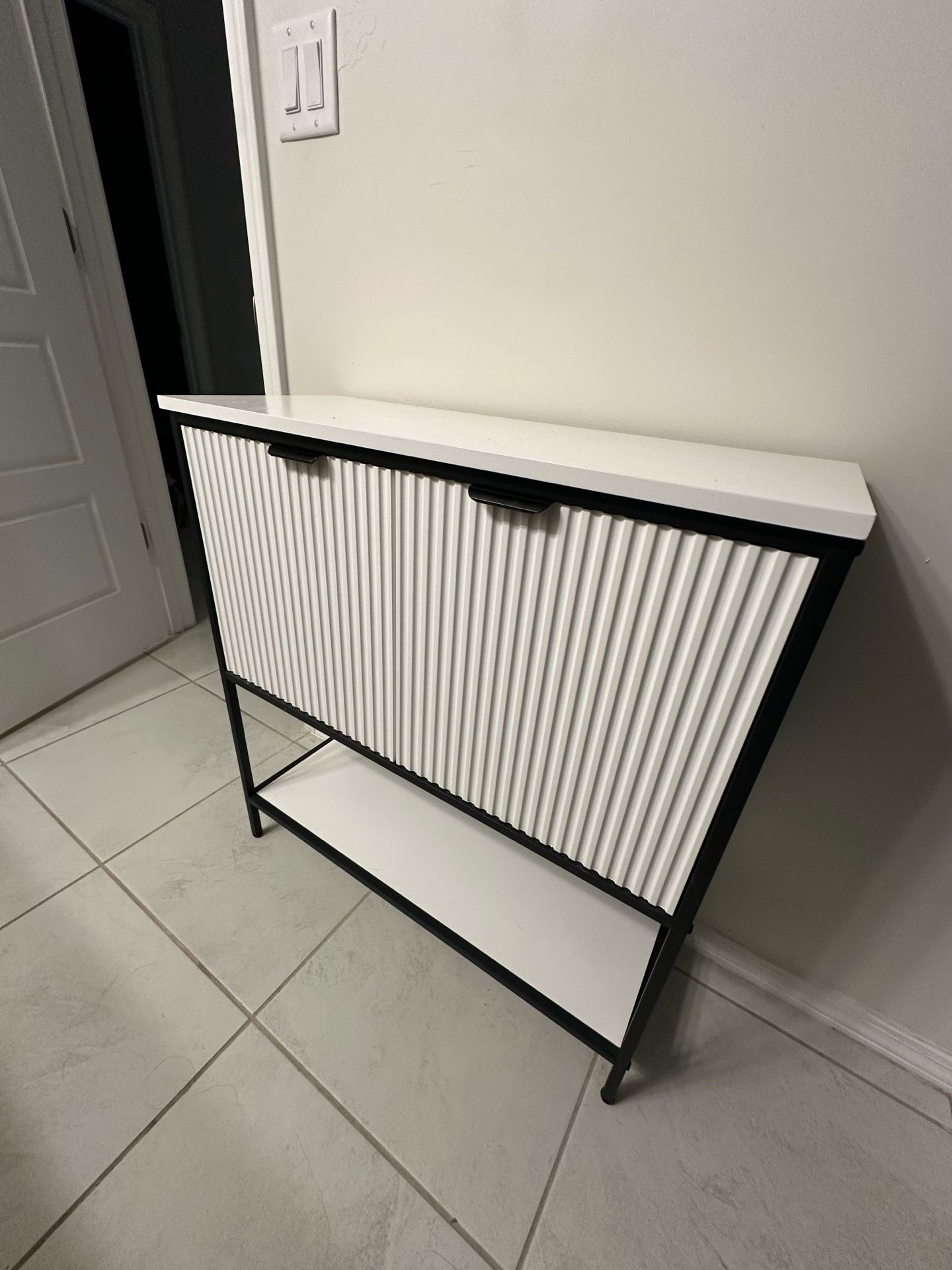 Fluted sideboard cabinet