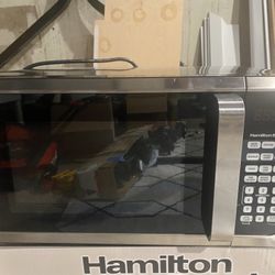 Hamilton Beach 900 Watt Microwave-Clean!