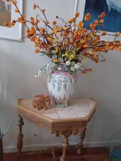 Table & Flower Vase