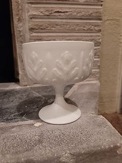 1978 White Milk Glass Vase Raised Oak Leaf Pattern