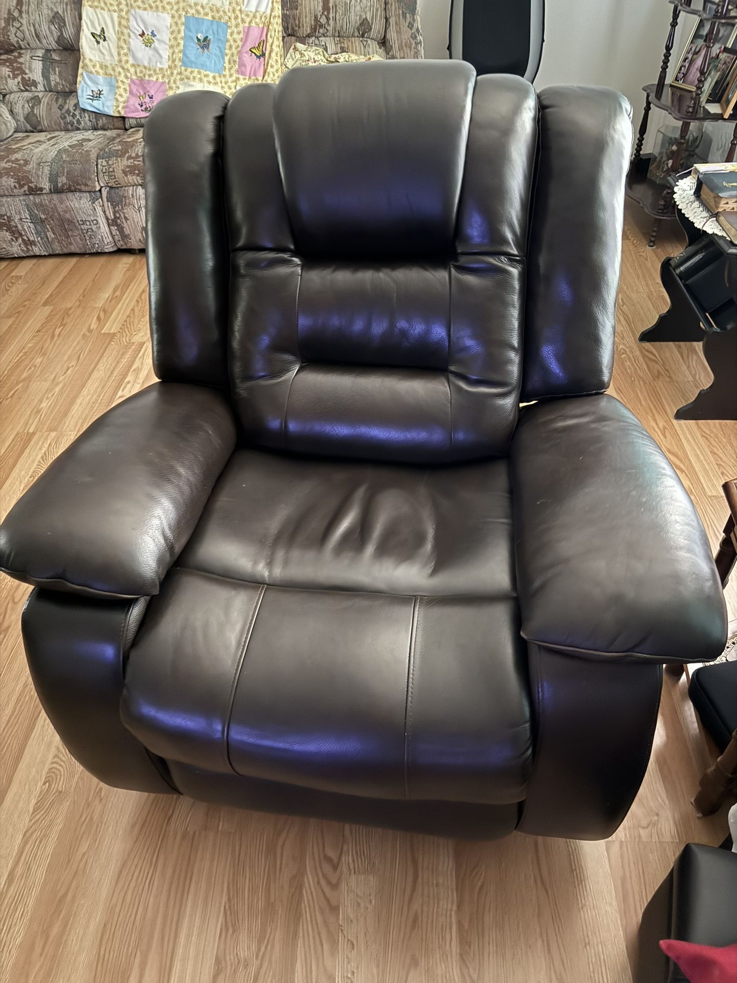 Electric leather recliner with USB outlet