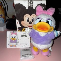 Mickey Family Cute Together Keychain (Daisy)