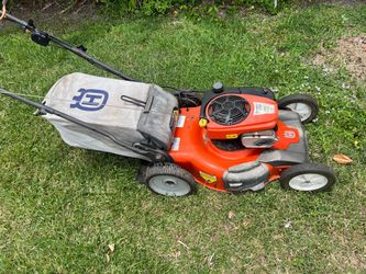 Self propelled lawn mower with bag