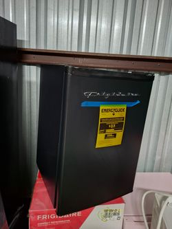 Frigidaire Compact Refrigerator Black