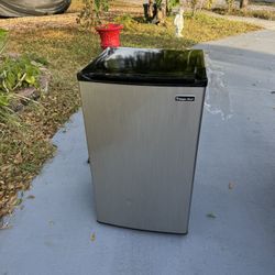 Magic Chef Mini Refrigerator 