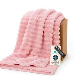 Bedsure Soft Twin Blanket for Bed Decor Gifts Coral Pink 60"x80"
Birthday Gifts for Women Mom Her, Warm Lightweight Cozy Fluffy Throw Blanket Sofa, Do