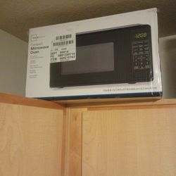 Mainstays.7 Cu Ft Microwave Un Opened $30 OBO