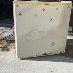 Hailer Small Fridge