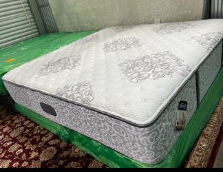 Lovely 🔥KING MATTRESS 🔥and BOXSPRING🔥