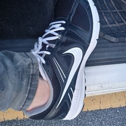 Women's Size 9.5 Nike Shoes