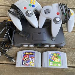 Nintendo 64  + 2 Games 2 Controllers 