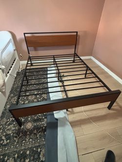 Queen size bed in great condition