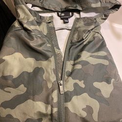 New Size Large Green Camo Print Windbreaker With Good