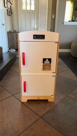Wooden play refrigerator