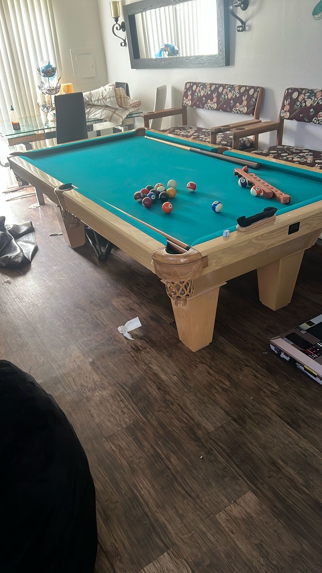 Pool table Whit The Chairs