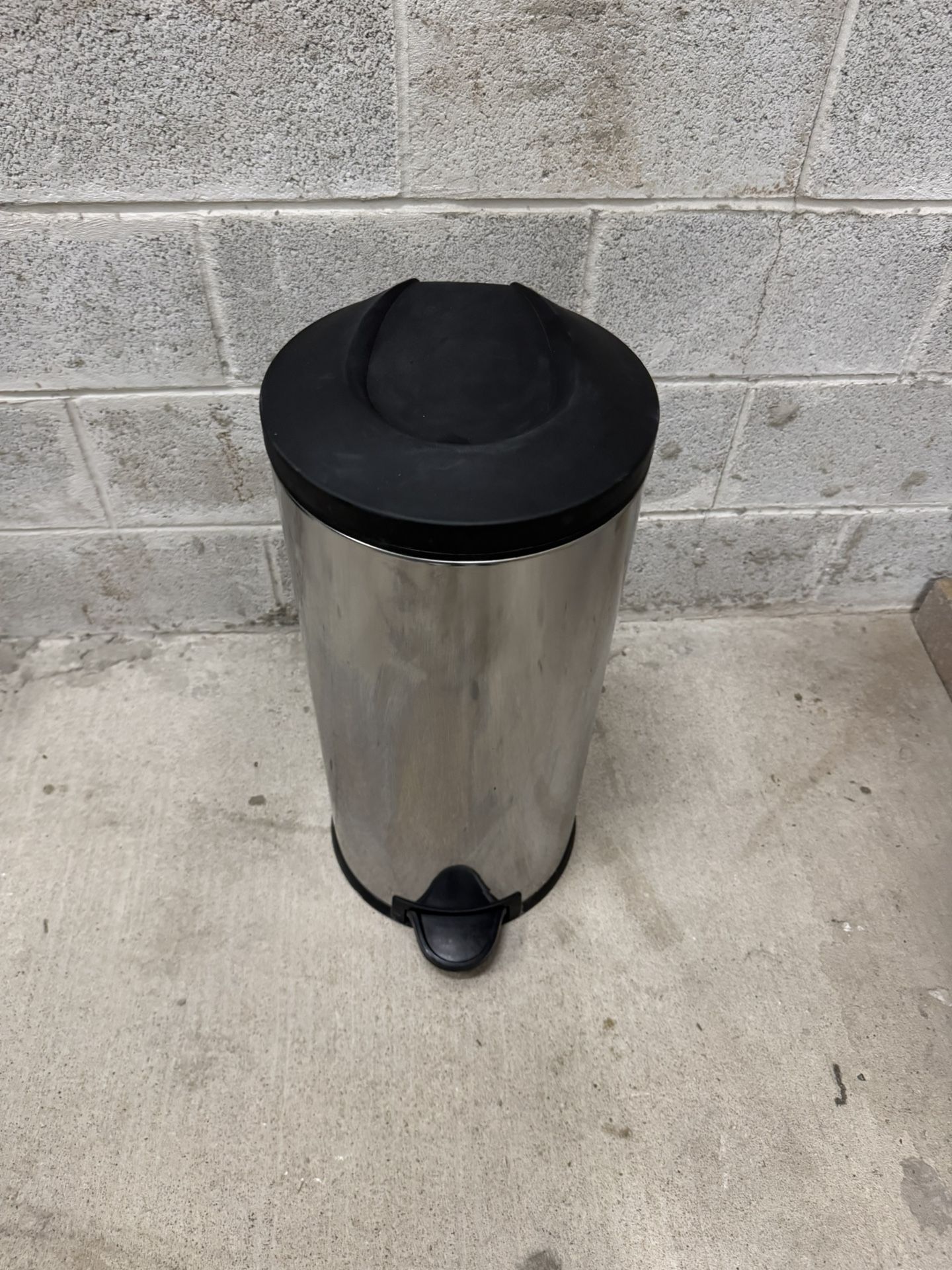 Round silver garbage can. 12-H25 6$Cash
