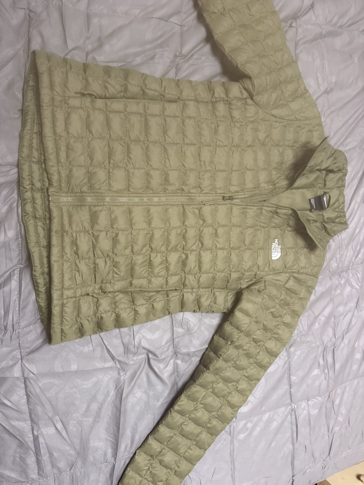 Women’s Northface Green Puffer Jacket. Size medium.