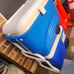 Igloo 40 QT Cooler $60 por las 2  precio firme