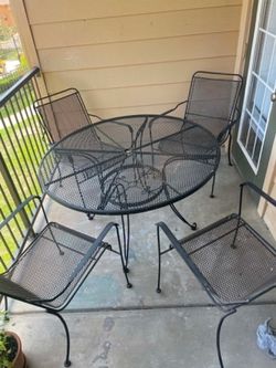 Outdoor Table and Chairs - Mesa de patio con 4 sillas.