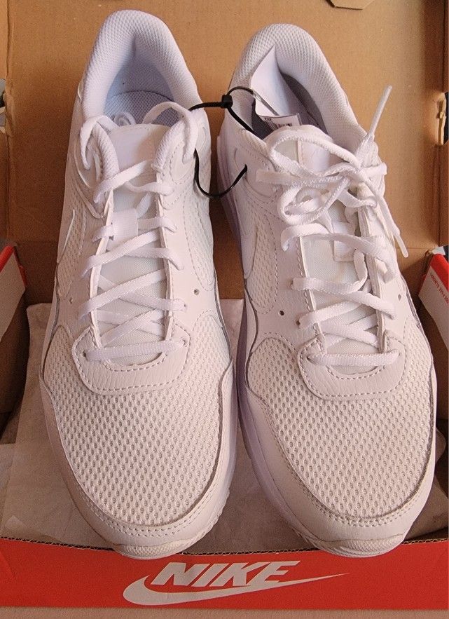 👟 NEW — 9.5 White Nike