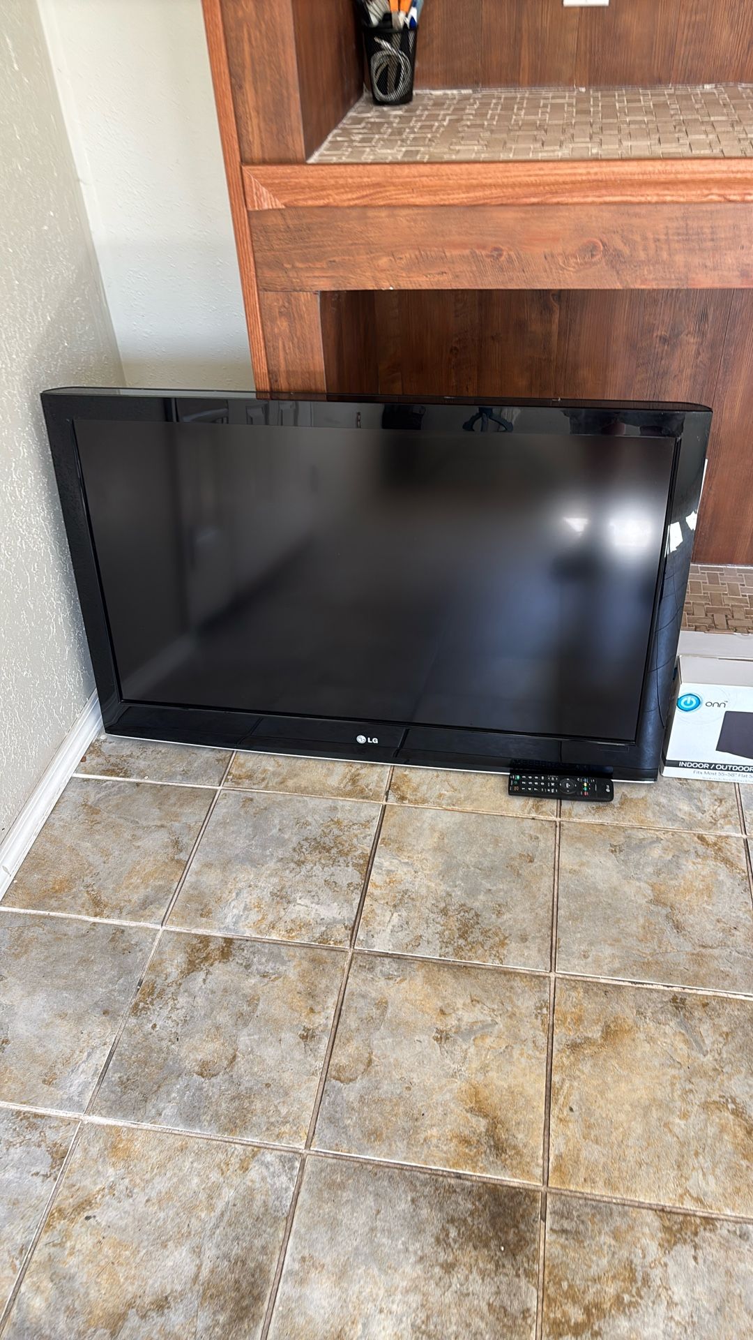 36 In LG Flatscreen TV/ W Remote