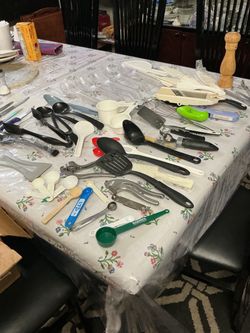 Mixed Kitchen Utensil Lot