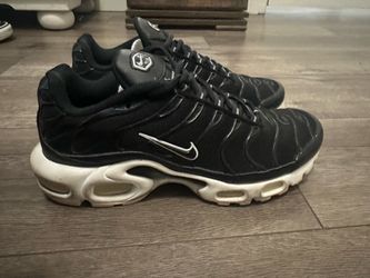 Black and white nike tn air max