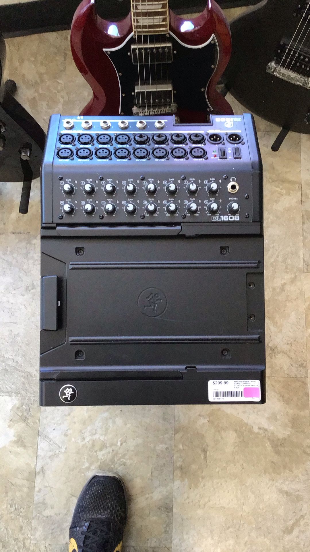 Mackie D1608 16 Channel iPad Controlled Digital Mixer