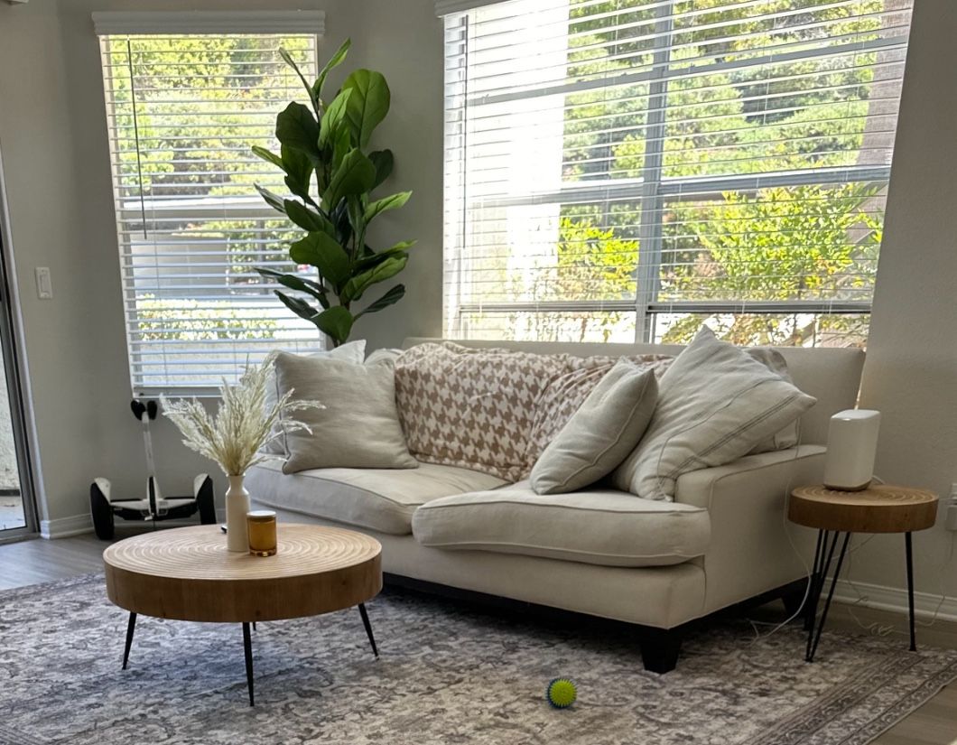 WHITE COUCH FOR 3 PERSON / PILLOWS INCLUDED