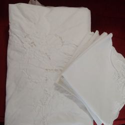 Vintage table cloth /napkins. 