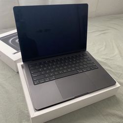 Apple MacBook Pro 14 Inch M4 Chip 512gb Hard Drive 16ram Black Color 5 Cycle Count Didn't Use It