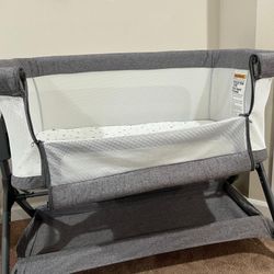 Baby Bedside Bassinet / Co-Sleeper – Like New