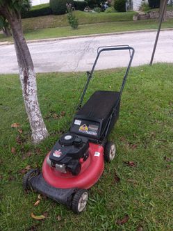 YARD MACHINES 21" Cutting 140Cc Lawmower With Bag