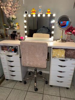 Makeup vanity