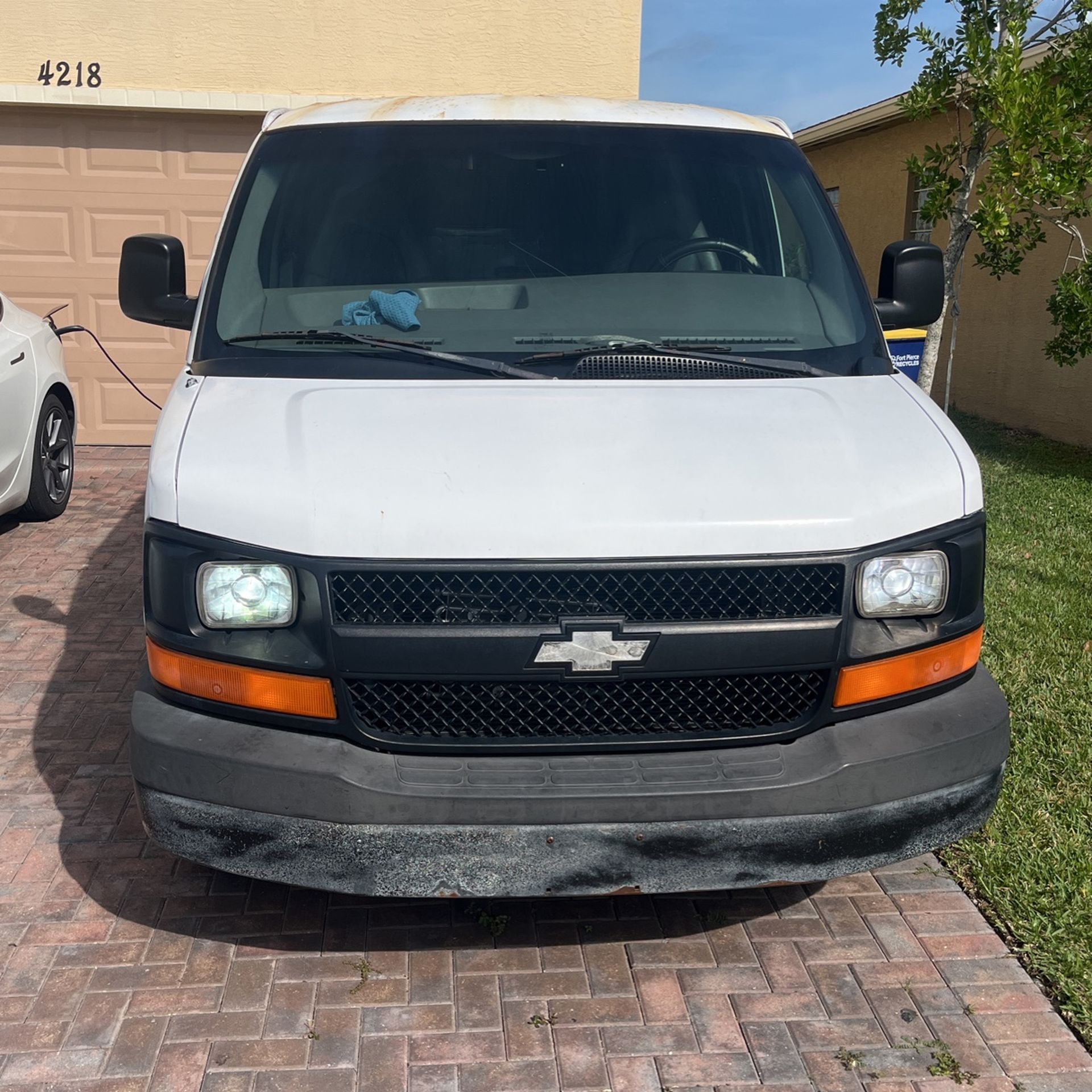 2003 Chevy Express 1500 , White