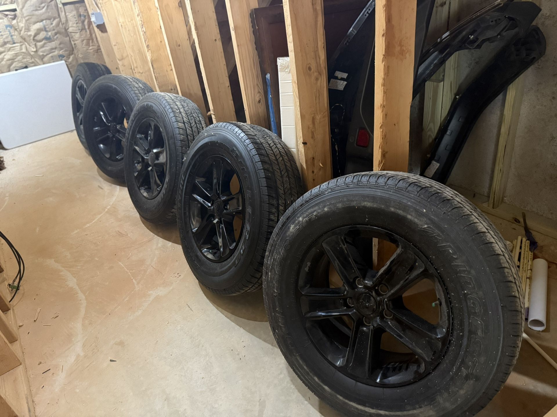 Bridgestone Dueler H/T 685 255/70 R 18 113 T Takeoffs