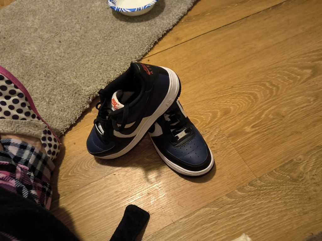 New Boys 5.5 Nike Air Shoes