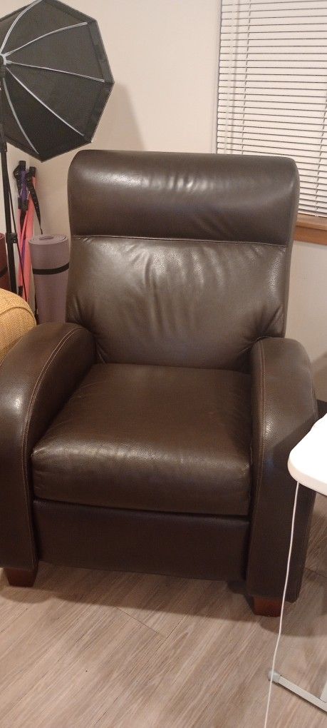 Leather Recliner Great Condition Brand Unknown.
